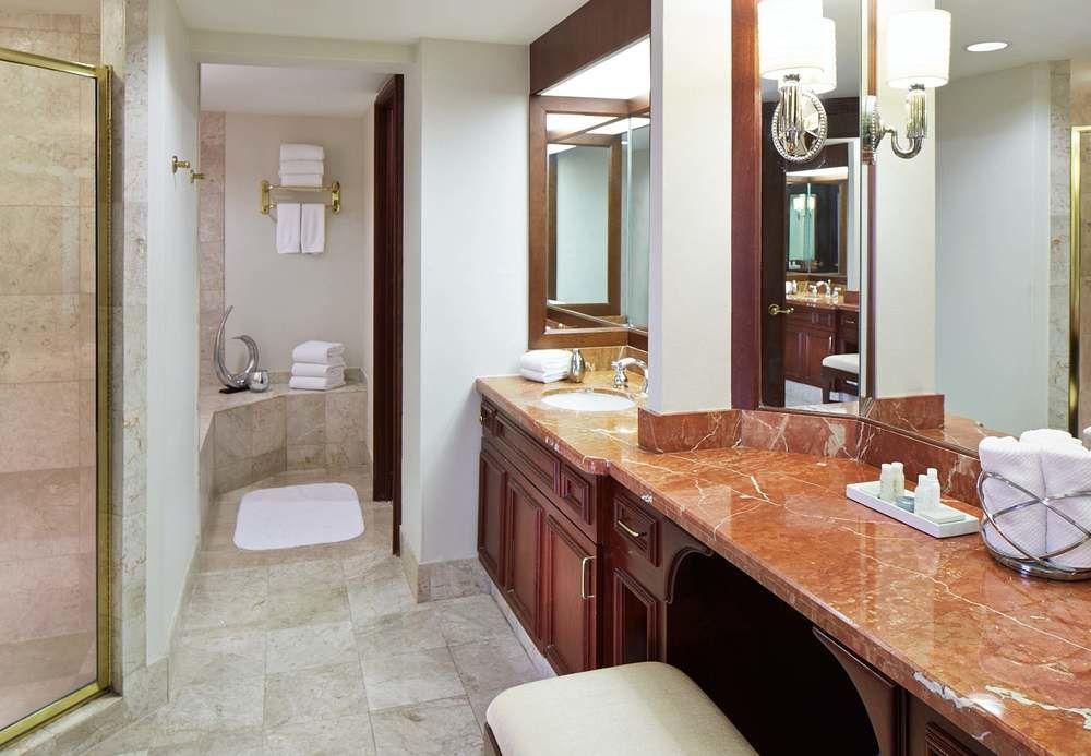 Hotel Renaissance Concourse Airport