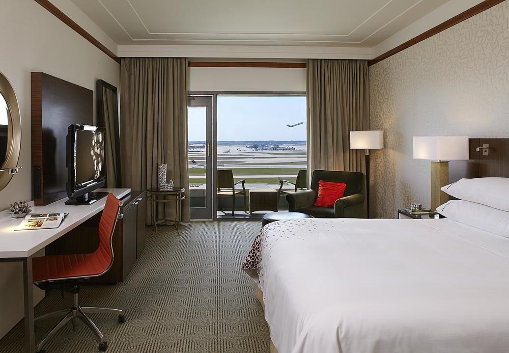 Renaissance Concourse Airport Hotel 4*