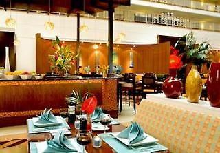 Hotel Renaissance Concourse Airport 4*