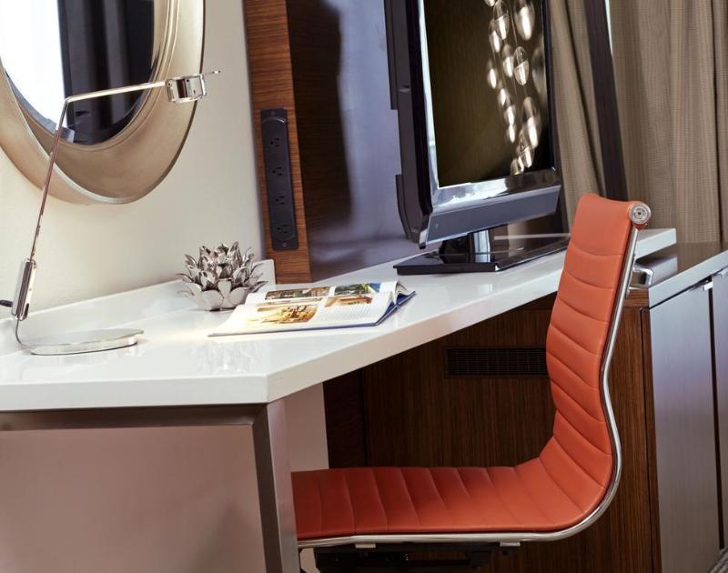 Hotel Renaissance Concourse Airport 4*