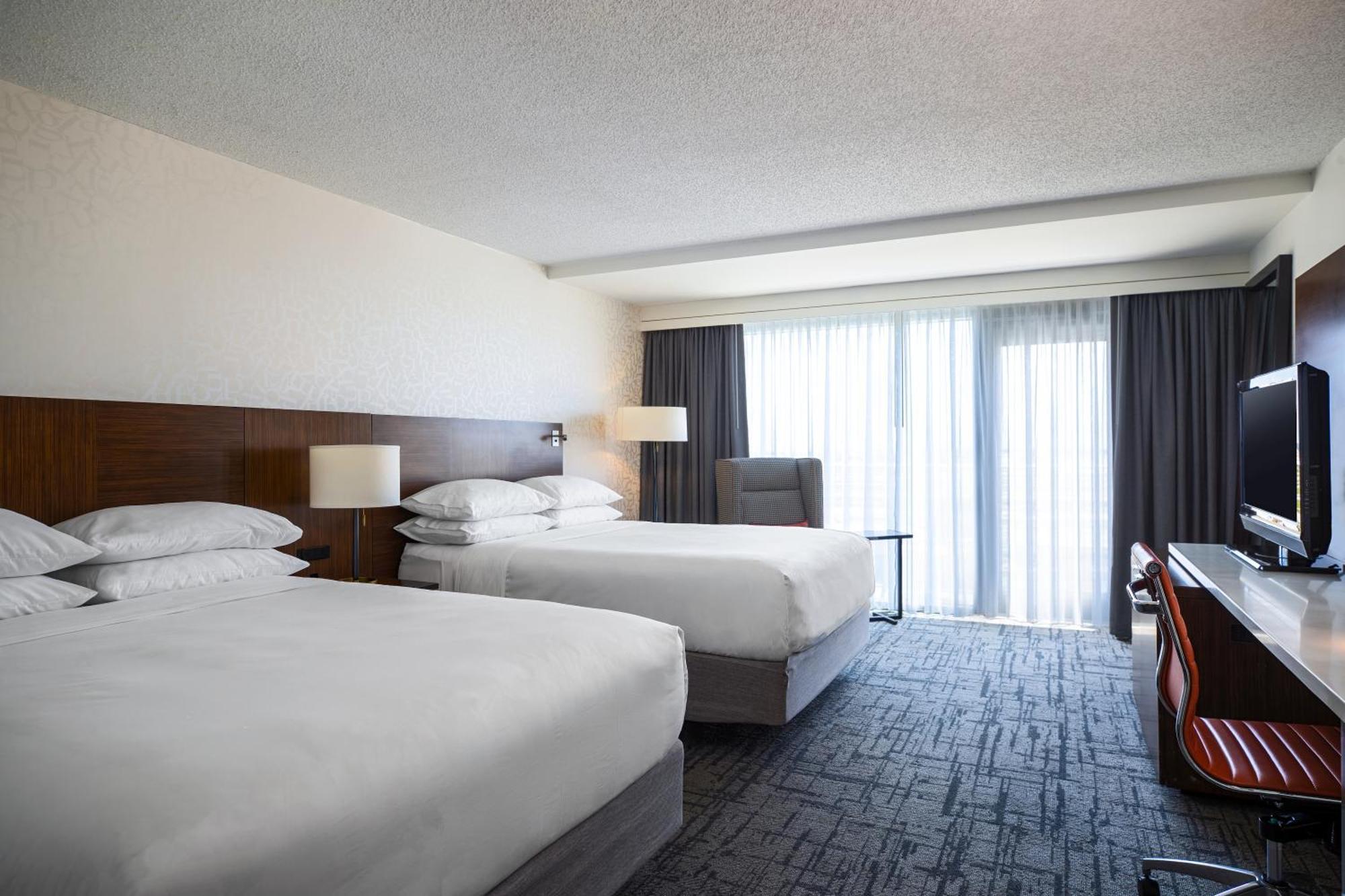 Renaissance Concourse Airport 4*