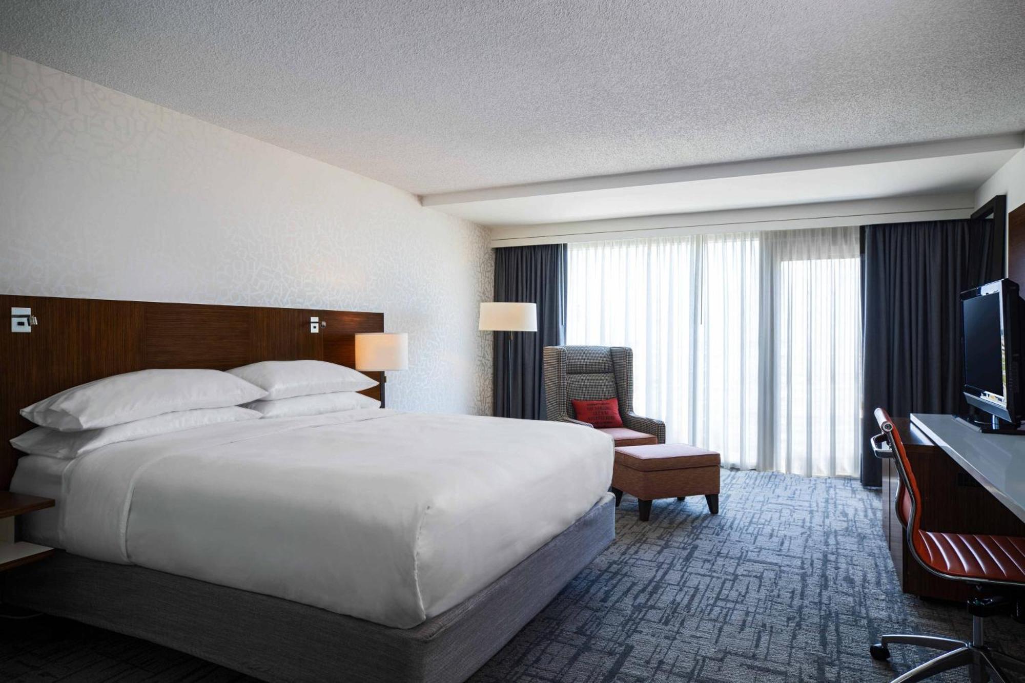 Hotel Renaissance Concourse Airport 4*