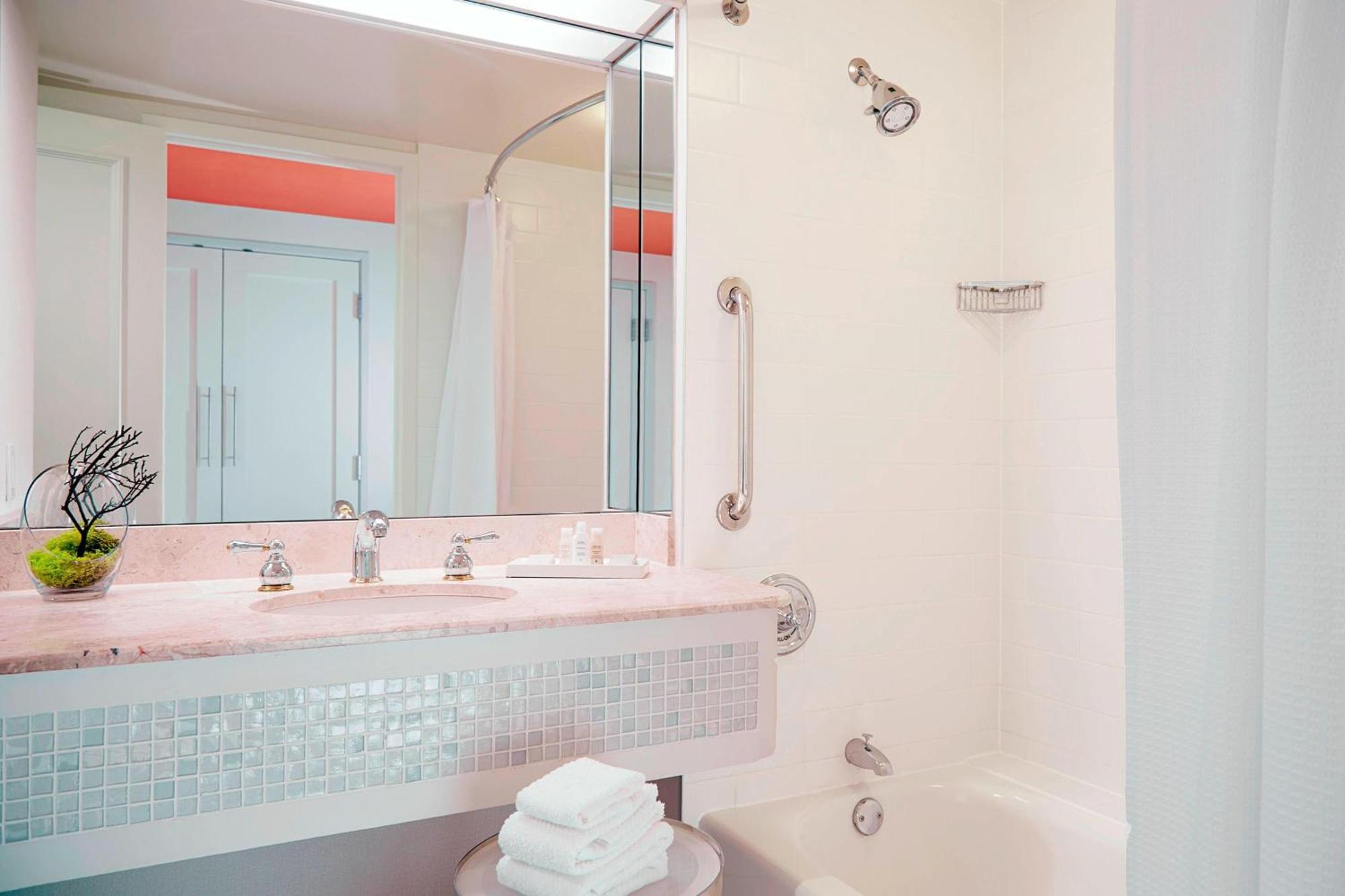 Hotel Renaissance Concourse Airport 4*