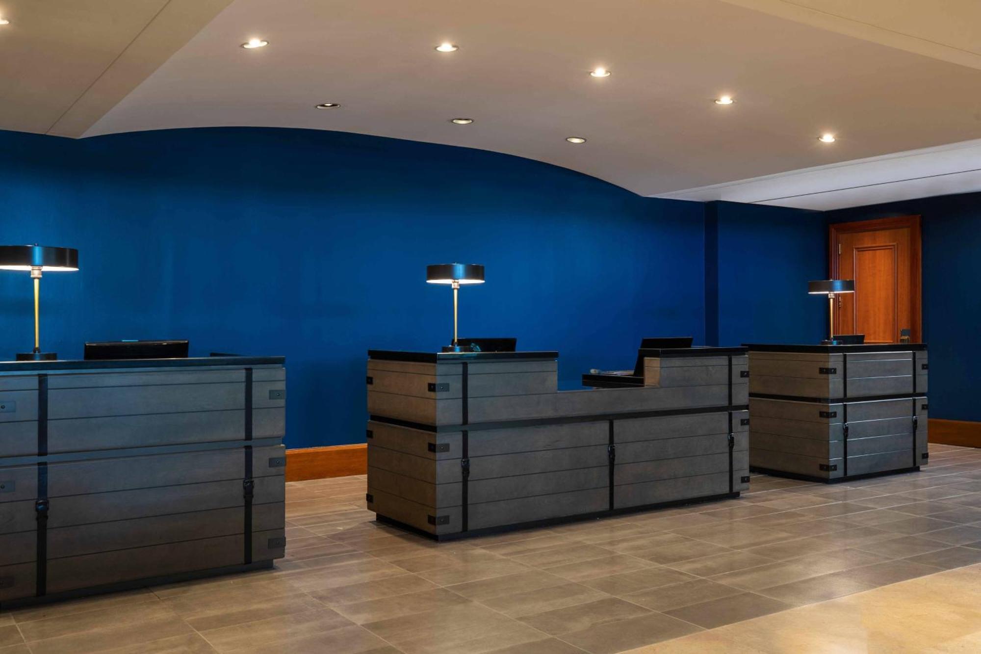 Renaissance Concourse Airport 4*