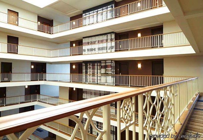 Renaissance Concourse Airport Hotel