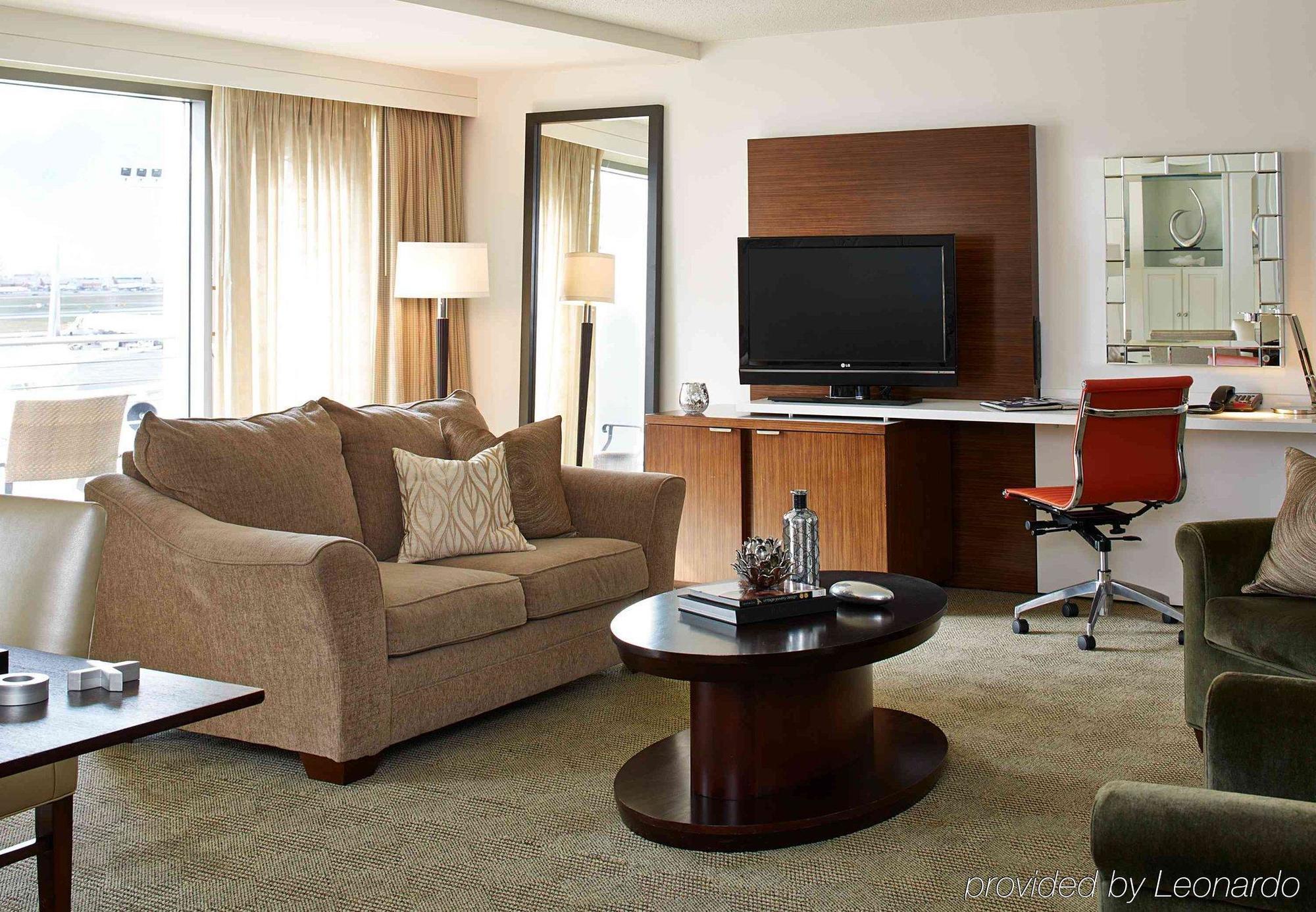 Hotel Renaissance Concourse Airport