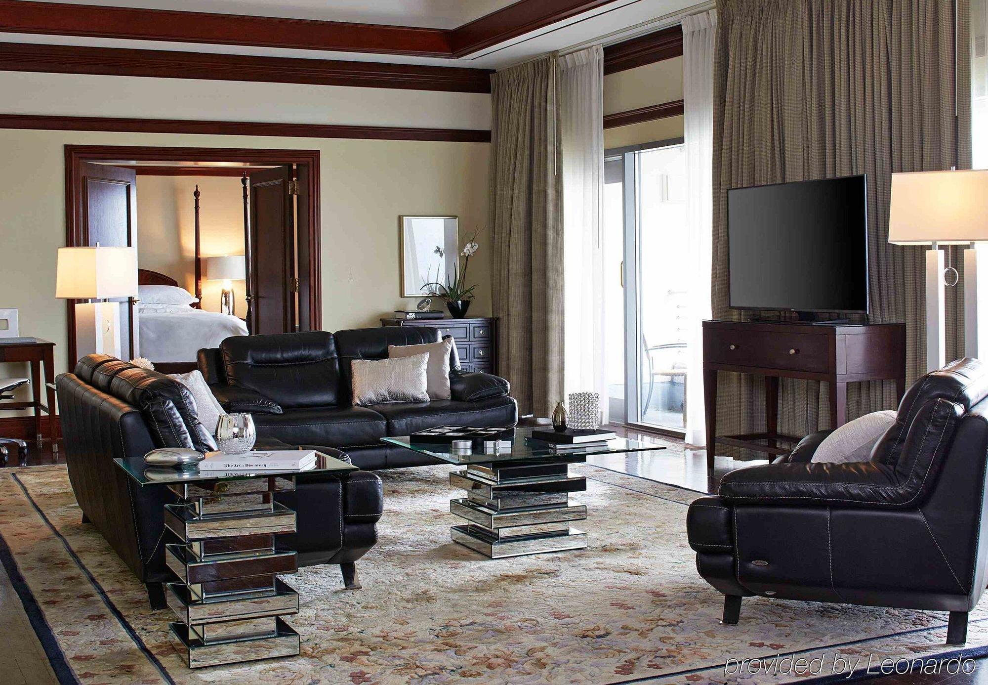 Hotel Renaissance Concourse Airport 4*