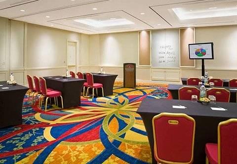 Renaissance Concourse Airport Hotel 4*