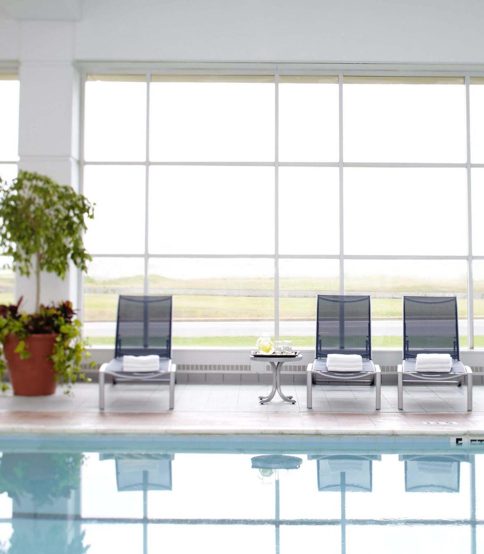 Hotel Renaissance Concourse Airport 4*
