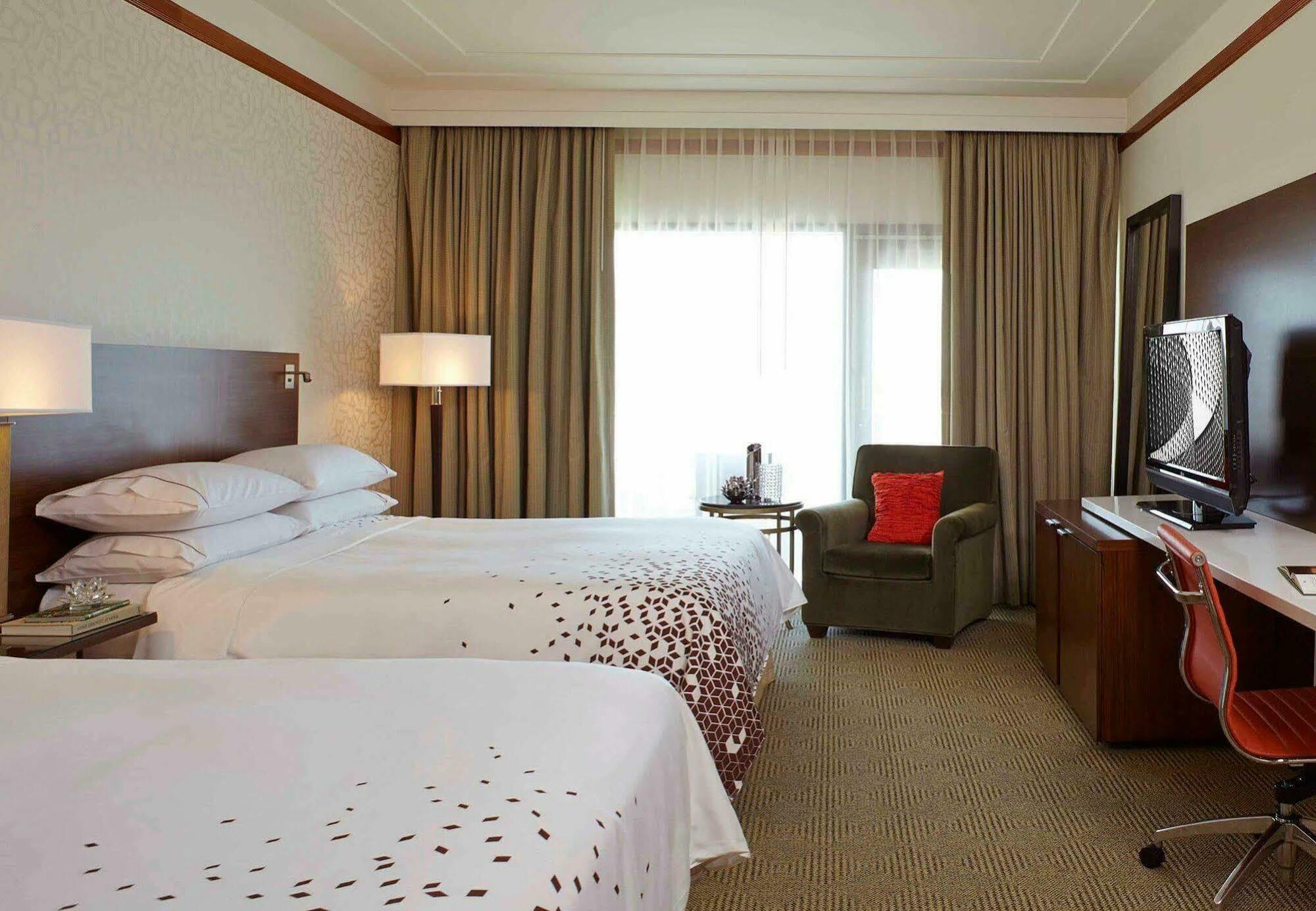 Renaissance Concourse Airport Hotel 4*