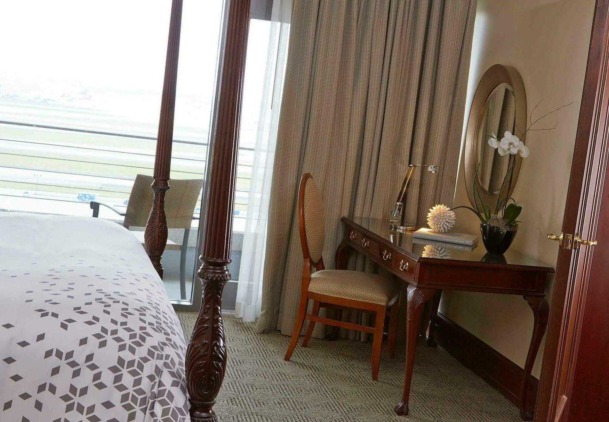 Hotel Renaissance Concourse Airport Atlanta