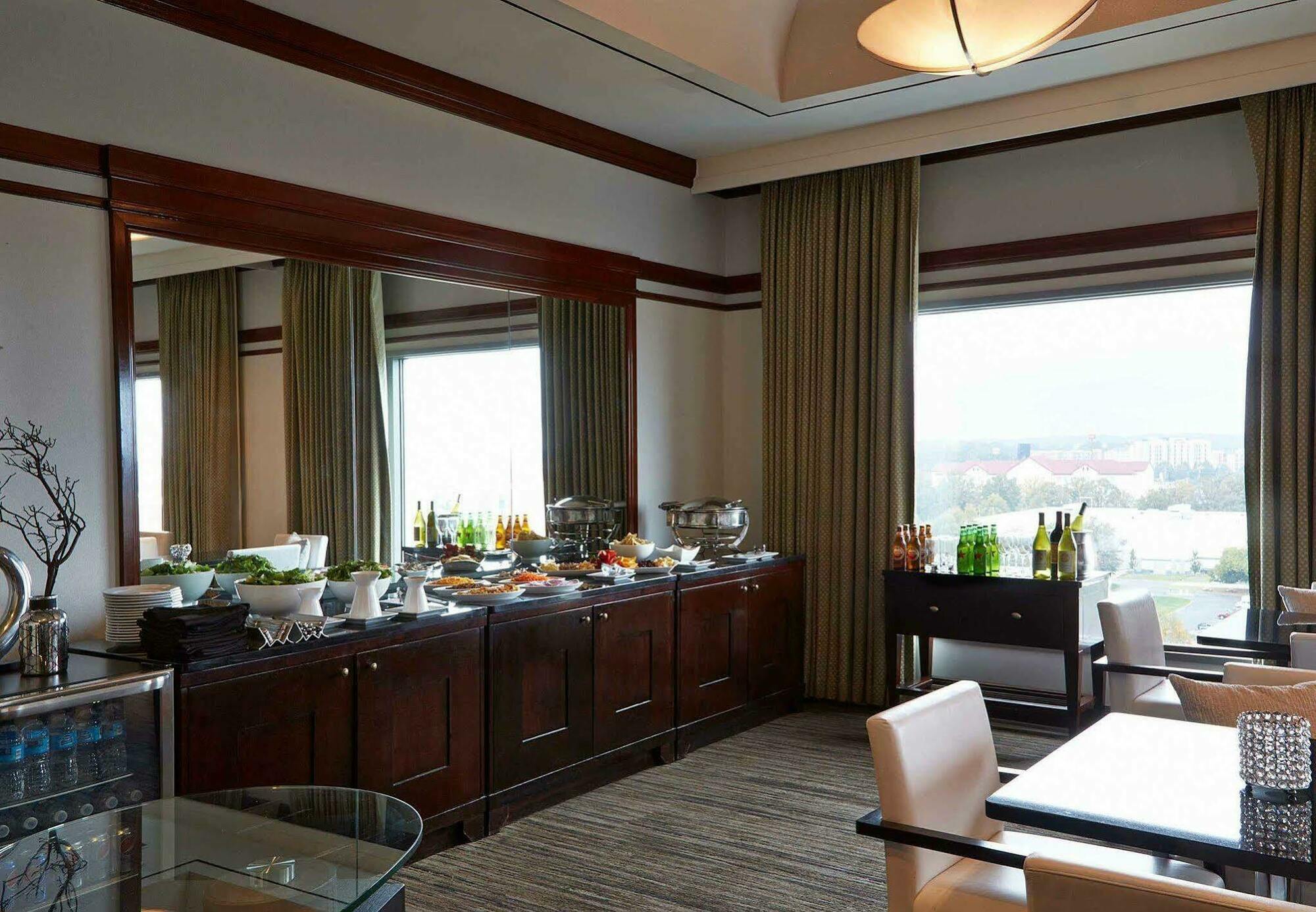 Hotel Renaissance Concourse Airport Atlanta